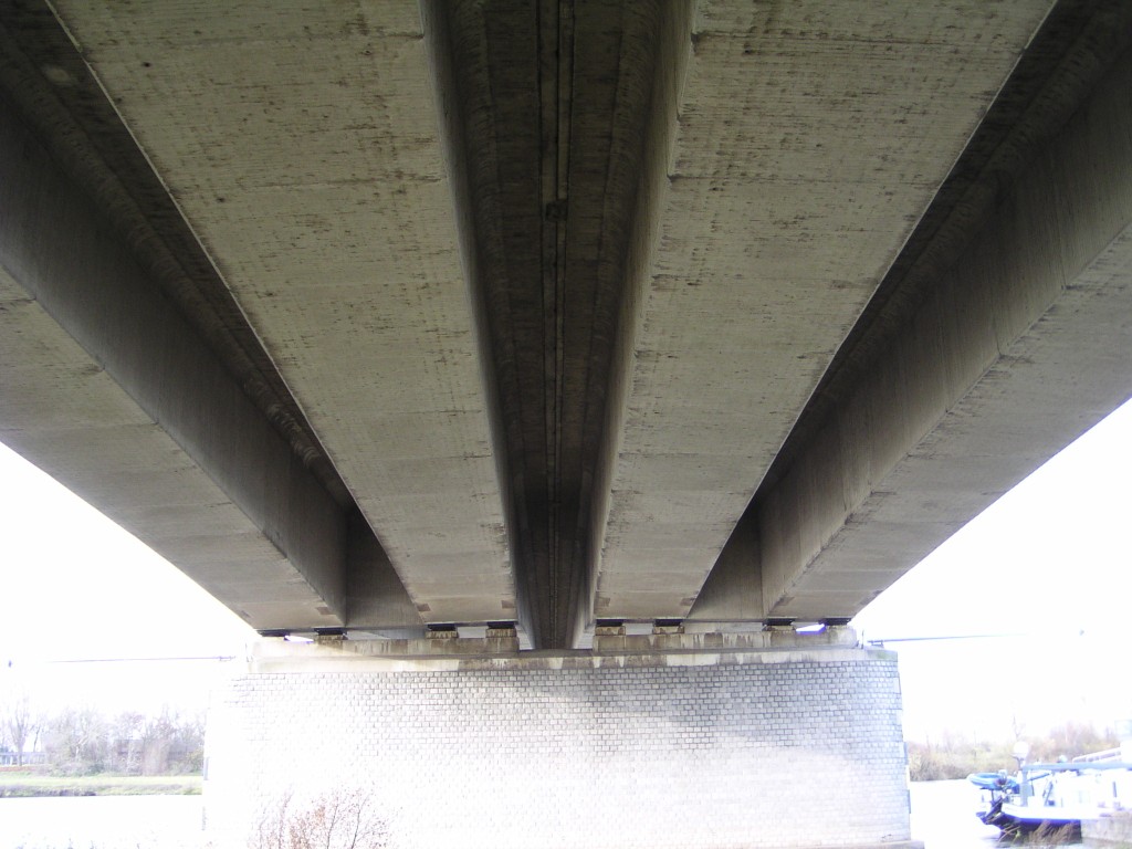 p1010014.jpg - Onderaanzicht van de A2 Maasbrug bij Den Bosch. De bedoeling is dat er 2x3 op komt, met opgave van de vluchtstroken. Hiertoe zou de brug versterkt moeten worden, en is naar verluidt een aantal weekenden afgesloten geweest voor dit doel. Er is echter niets te bekennen van technische veranderingen aan de brug.