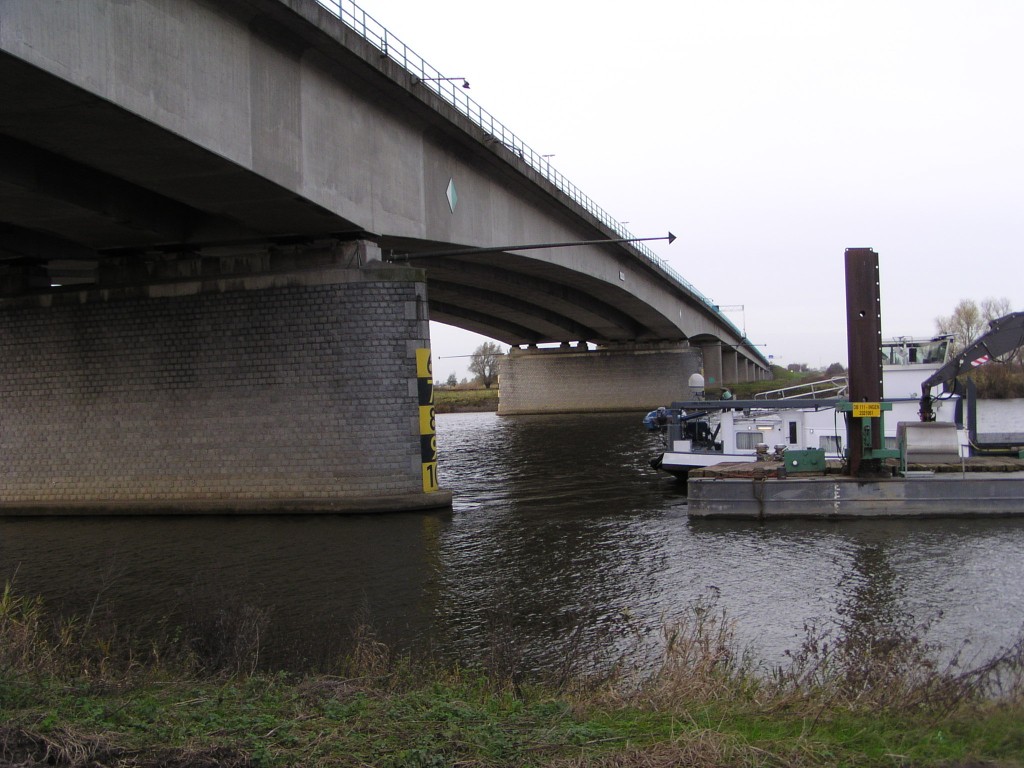 p1010015.jpg - Ook aan de zijkant van de A2 brug over de Maas wijst niets erop dat er iets veranderd is sinds de ingebruikname in 1970.