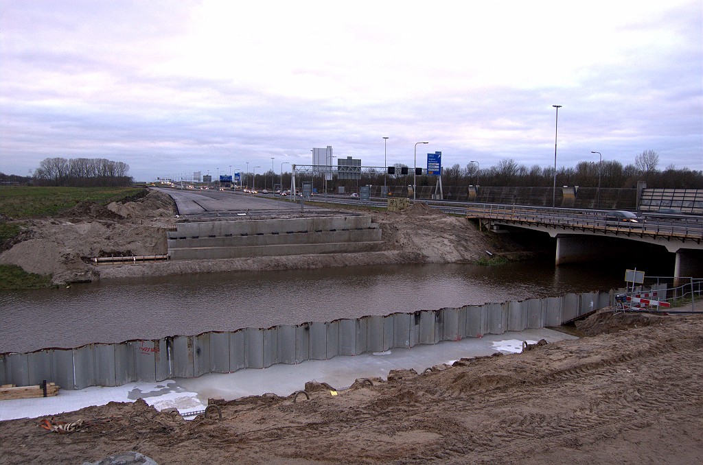 20081221-153542.bmp - Verdere doortrekking van die parallelbaan wordt nog geblokkeerd door het riviertje de Aa, waar nieuwe bruggen gebouwd moeten worden.