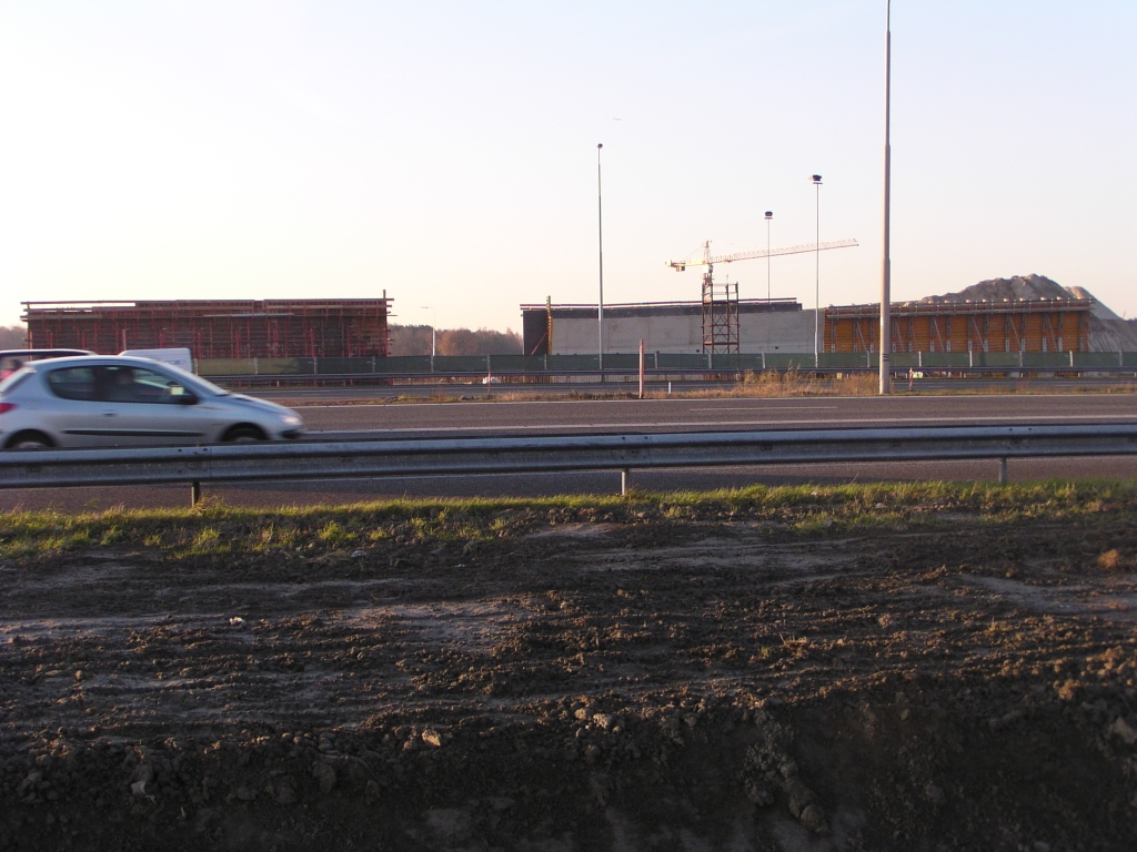pb170009.jpg - Kp. Batadorp, oostzijde met vier betonnen muren waar men dadelijk overheen gaat voor de richting A58 Tilburg.