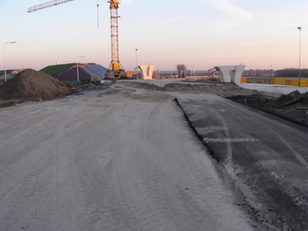 pb170014.jpg - Eerste asfaltlagen tussen de pilaren aangelegd, maar meteen weer bedekt met zand zodat die kraan er overheen kan schuiven bij het plaatsen van de betonplaten rechts.