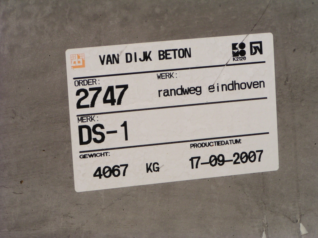 pb180021.jpg - Stickertje op de betonnen sierrand op de diepwanden.