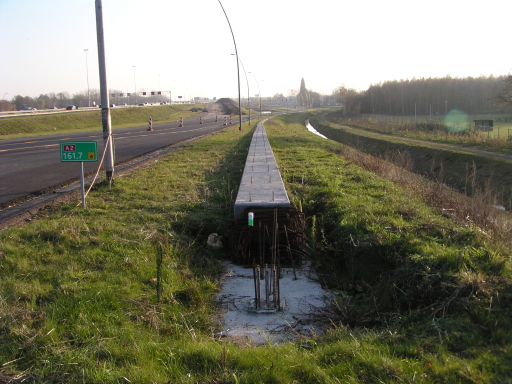 pb180029.jpg - Fundering voor transparant geluidsscherm, aansluiting Veldhoven zuid, westzijde.