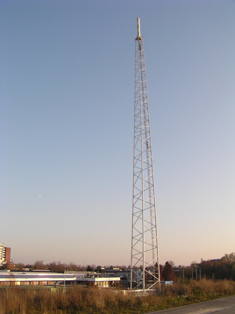 pb180033.jpg - Sinds een paar weken staat deze 84 meter hoge DVB-T (Digitenne) zendmast langs de A2 in Eindhoven. Het is voorzien van een lichtspektakel. Zie ook  hier .