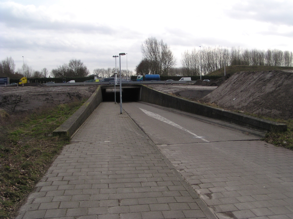 p1250012.jpg - Zandlichaampjes tegen de fietstunnel aangebracht, maar als er inderdaad verlenging van de tunnel gaat plaatsvinden dan zal ook het fietspadwegdek verder verdiept moeten worden.