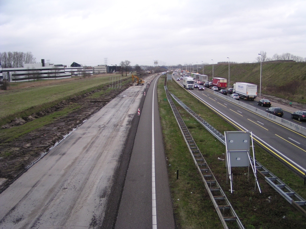 p1250014.jpg - A58 noordbaan tussen het viaduct Huizingalaan en de nieuwe aansluiting Ekkersrijt goeddeels gesloopt.  week 200802 