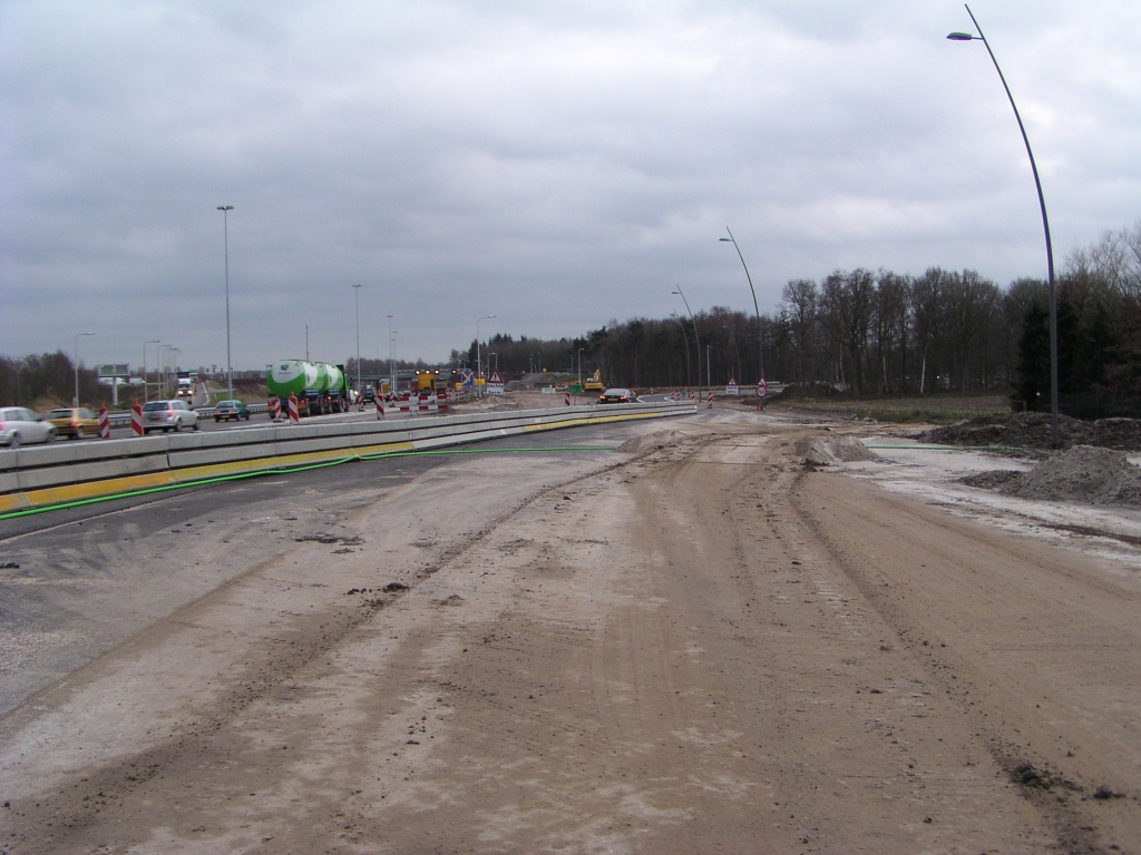 p1250015.jpg - Resultaat van de weekendafsluiting afrit Eindhoven Airport vanuit de richting Amsterdam. Parallelbaan asfalt doorgetrokken en de afrit eroverheen gelegd.  week200802 