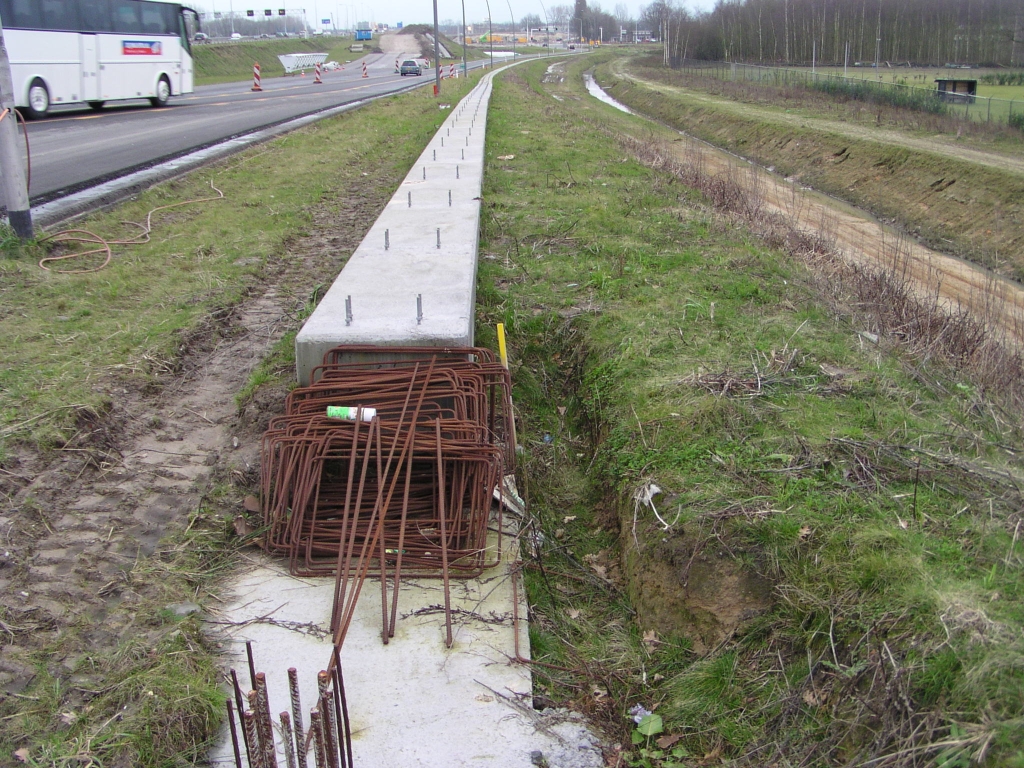 p1270001.jpg - De steunen voor het transparante geluidscherm langs de afrit Veldhoven-zuid westzijde zijn weer verwijderd.  week 200801 