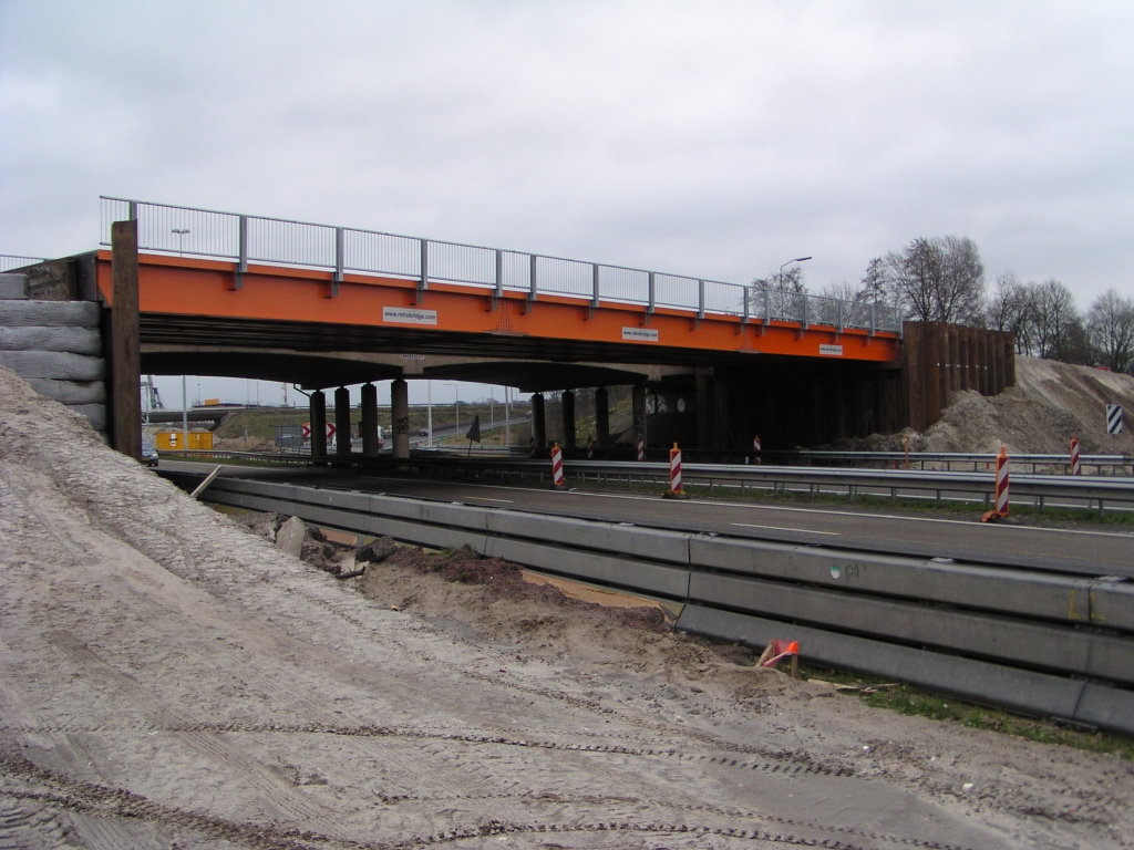 p1270003.jpg - De hulpbrug over de A67, naast het viaduct O.L. Vrouwedijk dat moet worden verlengd, ligt er nu een week.