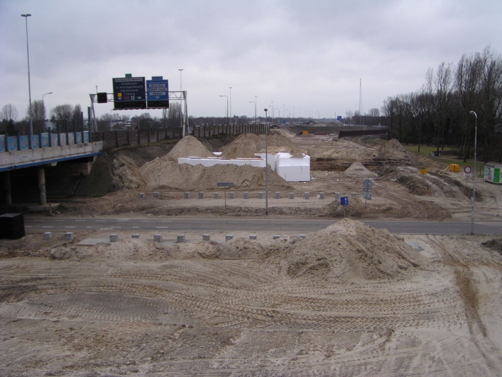 p1270018.jpg - Ook aan de oostkant van het viaduct Ulenpas zien we een afgraving en piepschuimen bouwelementen.