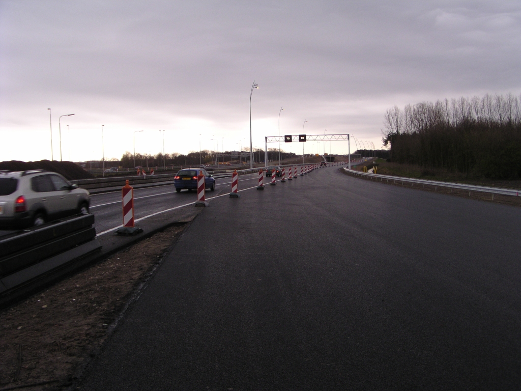 p3300031.jpg - Helaas. De opening van dit stukje nieuwe weg hebben we niet live mogen meemaken. Geen parallelbaan deze keer, maar een slinger van de oude naar de nieuwe verbindingsboog Tilburg->Maastricht in Kp. Batadorp.