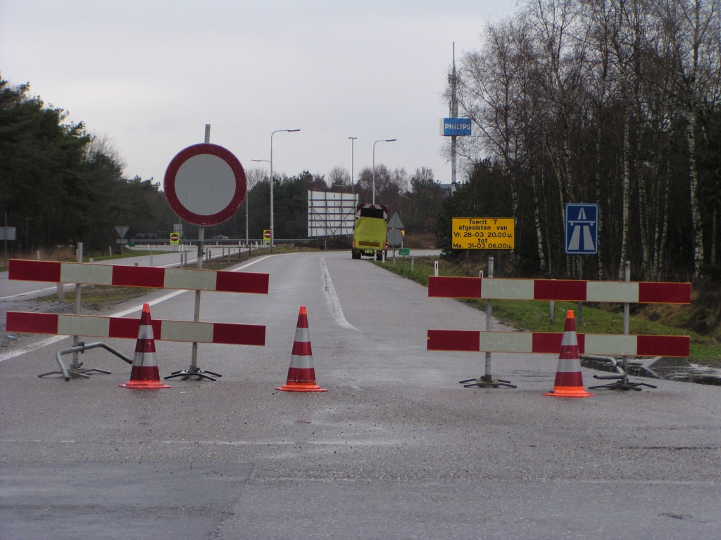 p3300039.jpg - Weekendafsluiting van de toerit in de richting Eindhoven in de aansluiting Best op de A58, maar er was niemand aan het werk.
