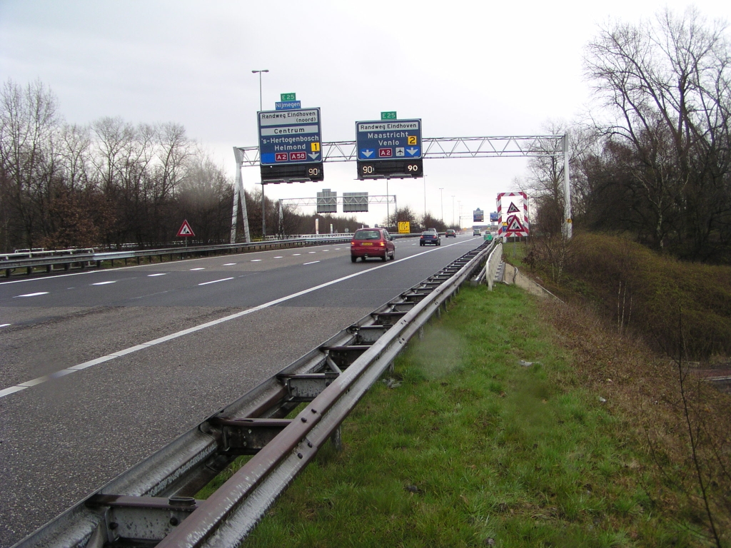 p3300040.jpg - De richting A2 Maastricht is nu de "rechtdoor" route geworden. Om op de A58 te blijven is een linkse uitvoeger gemaakt.
