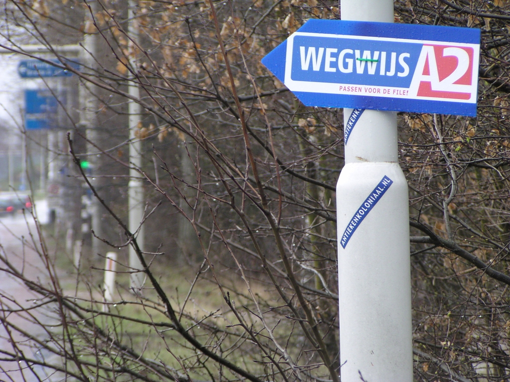 p3300042.jpg - Op de bedrijventerreinen Breeven en Heide in Best zijn deze bordjes geplaatst, vermoedelijk voor de buschauffeurs op de "shuttleroutes" rondom Den Bosch en Eindhoven. Zie verder de  Wegwijs A2 site .