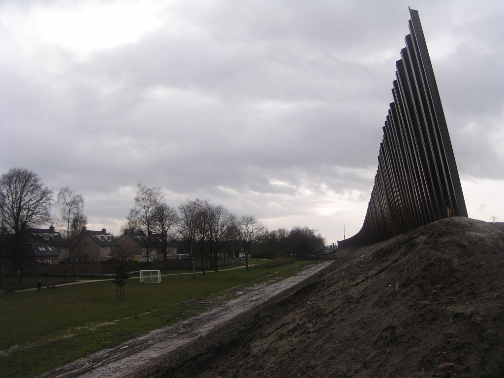 p3300057.jpg - 8 meter hoog damwanden geluidsscherm voor de woonwijk Voldijn in Waalre. De betonnen sierrand bovenop ontbreekt nog.