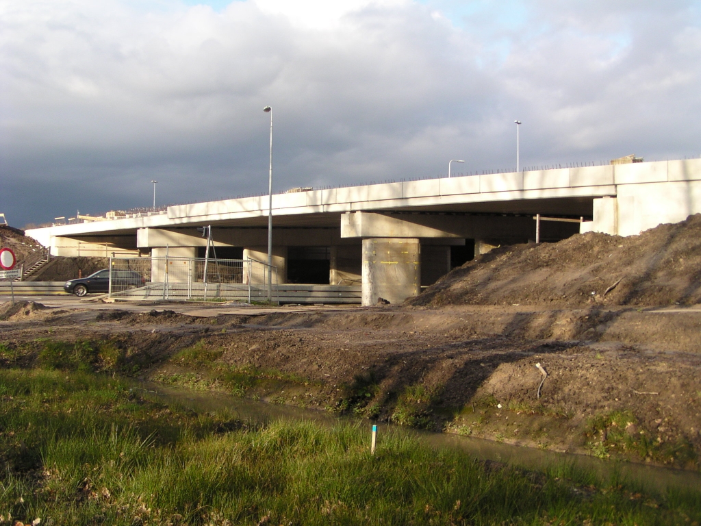 p4050038.jpg - Dit voorste viaduct in KW 8 moet in juni in gebruik worden genomen.