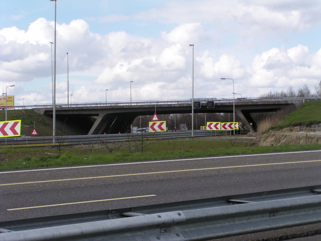 p4060067.jpg - Het te slopen A58 viaduct in kp. Batadorp (KW A), met dezelfde karakteristieke schuine steunen als in de A67 viaducten in kp. Leenderheide.