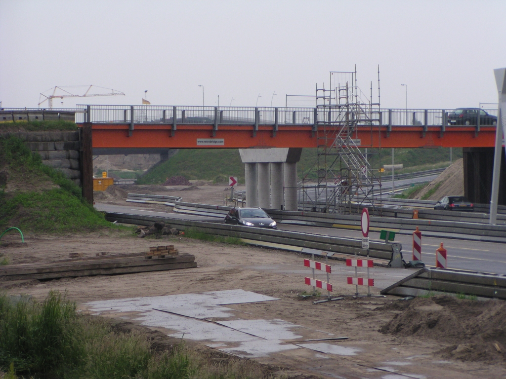 p5310010.jpg - A67 bij Veldhoven met het hulpviaduct en de steun voor het nieuwe viaduct ernaast.