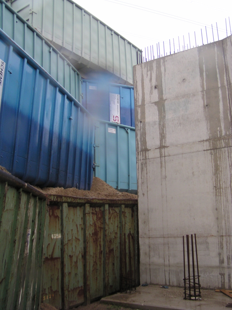 p5310023.jpg - De onderste containers staan inderdaad op centimeters van het beton.