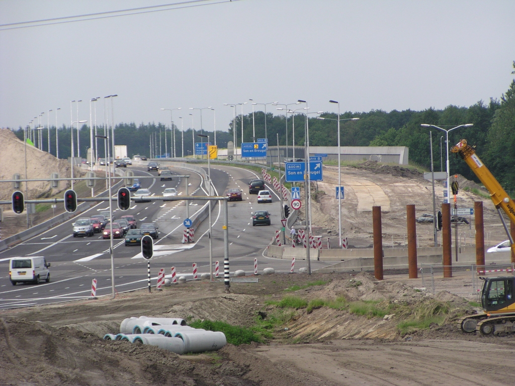 p6010043.jpg - Overzicht verplaatste A50 nabij de kruising met Ekkersrijt 2000/6000. De oude rijbaan richting Eindhoven kan men nog enigzins herkennen aan de grijze kleur. Oude rijbaan richting Oss (rechts) opgebroken.