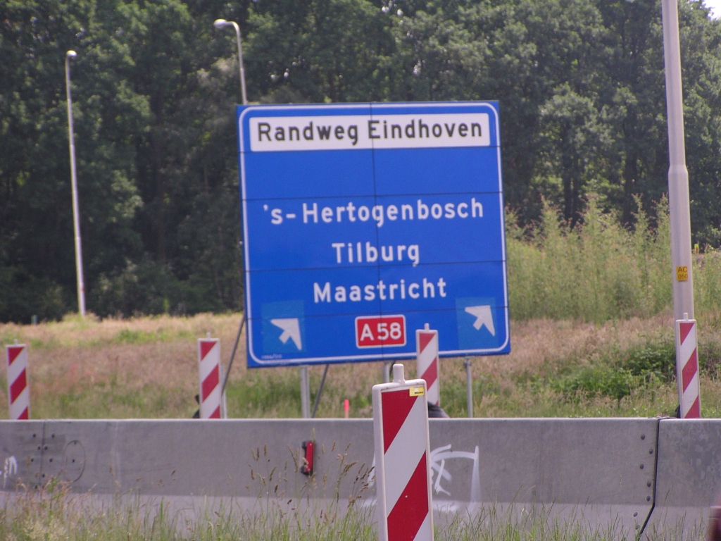 p6010046.jpg - Nog een tot bermbord omgebouwd portaalbord langs de slinger door Ekkersrijt in de richting Eindhoven, analoog aan de  exemplaren in de andere richting .