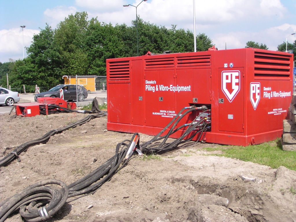 p6010050.jpg - De stalen pijpen zijn ingetrild door het apparaat dat links op de grond ligt, aangedreven door deze vervaarlijke "Power Unit". Zie verder www.dieseko.nl.