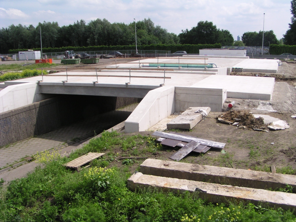 p6010052.jpg - Fietstunnel overkluizing tussen de twee nieuwe aansluitingen is asfaltgereed.