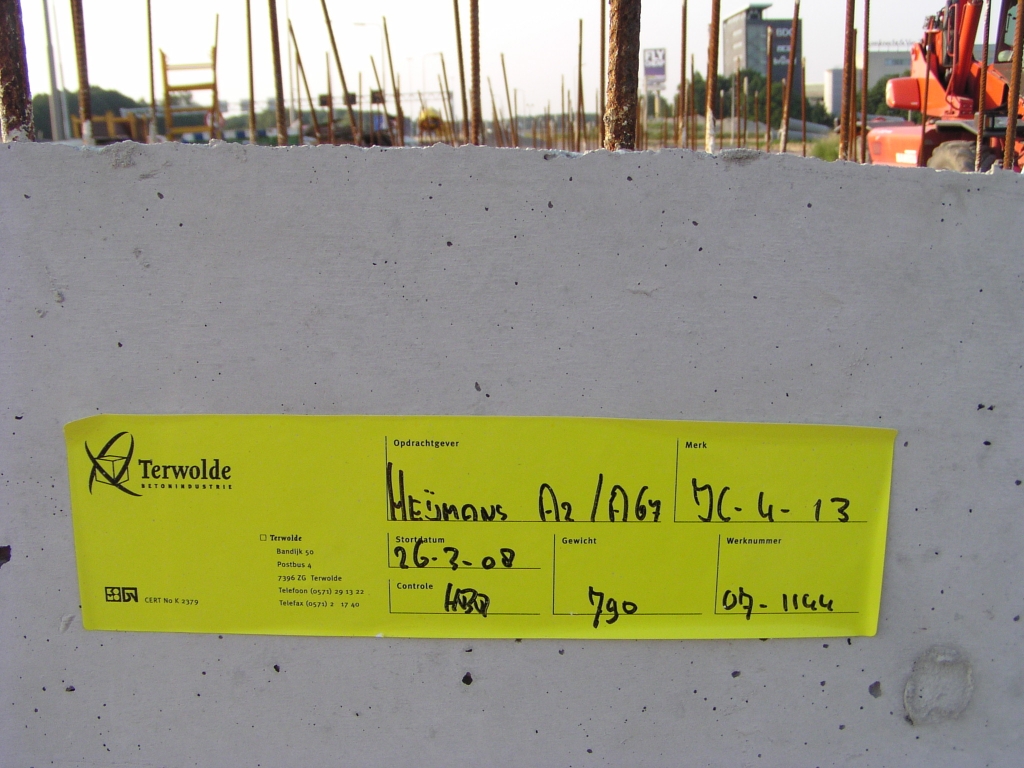 p6170033.jpg - De zijschotten worden van ver gehaald, in tegenstelling tot veel ander prefab beton dat van Betonson komt.