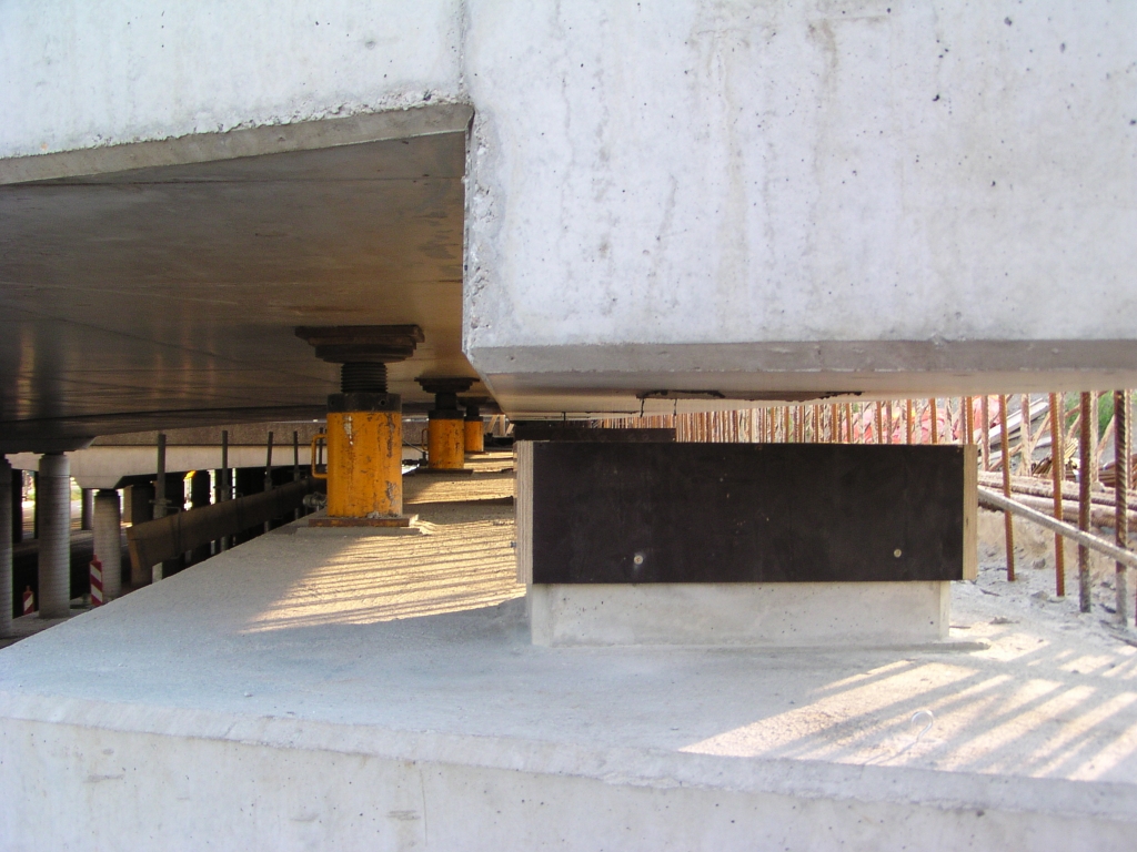 p6170034.jpg - Alhoewel, het nieuwe gedeelte hangt nog enkele centimeters boven de opleggingen. De plakkerige substantie aan het beton suggereert dan weer dat het brugdek al wel op zijn plaats heeft gelegen, maar daarna weer iets is opgetild?