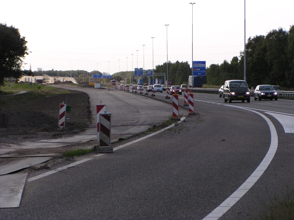 p6190010.jpg - Meer asfalt gelegd in de lange invoeger vanaf KW 34 naar de hoofdrijbaan in de richting Maastricht. Het wordt tijd de uitvoeger naar de voormalige parkeerplaats Aalster Hut te slopen, zodat die invoeger nog langer kan worden.  week 200819 