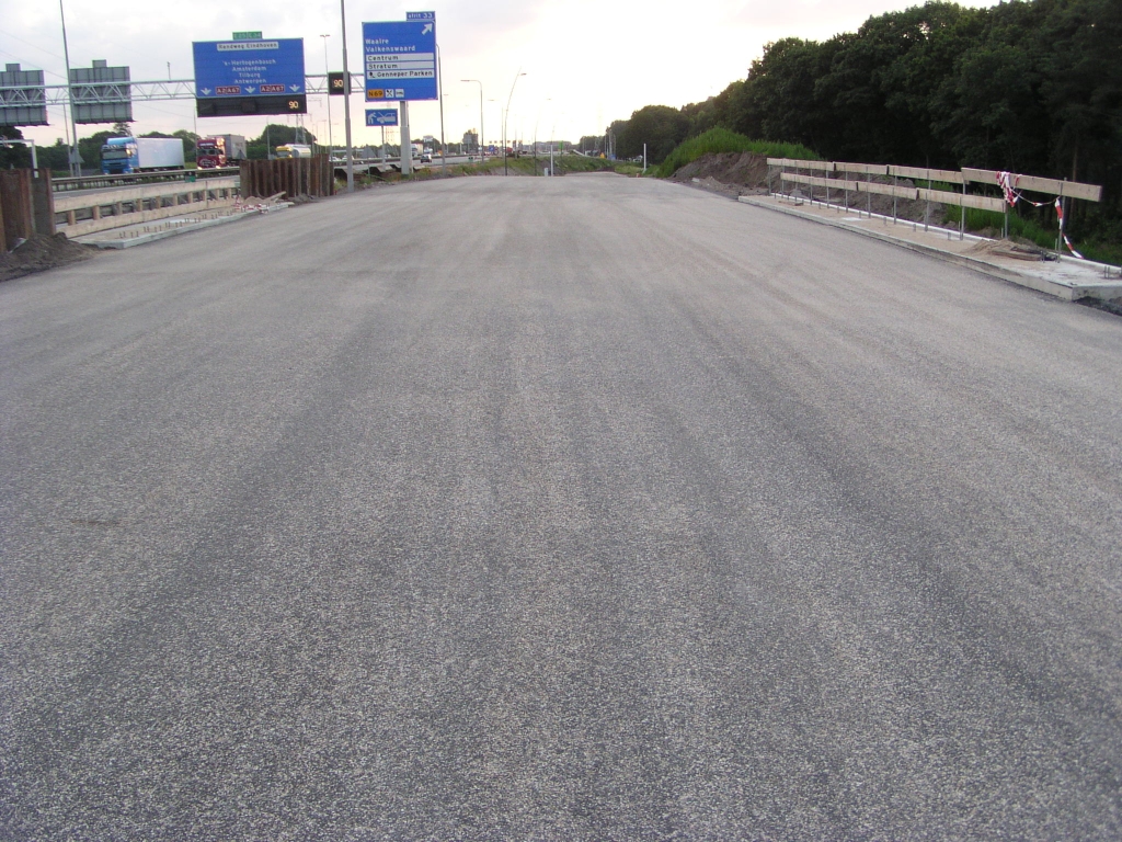 p6190037.jpg - Naadloos asfalt over het voegovergang-loze KW 32 (Roostenlaan).  week 200824 