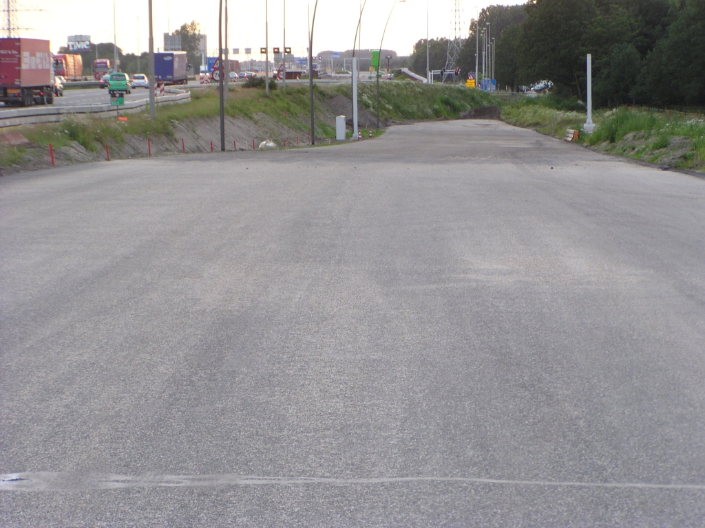 p6190038.jpg - Verderop bij de aansluiting Waalre ligt de afrit vanaf de oude hoofdrijbaan nog in de weg. Die moet in 1 afsluitingsweekend worden gesloopt en de afrit verplaatst naar de parallelbaan.