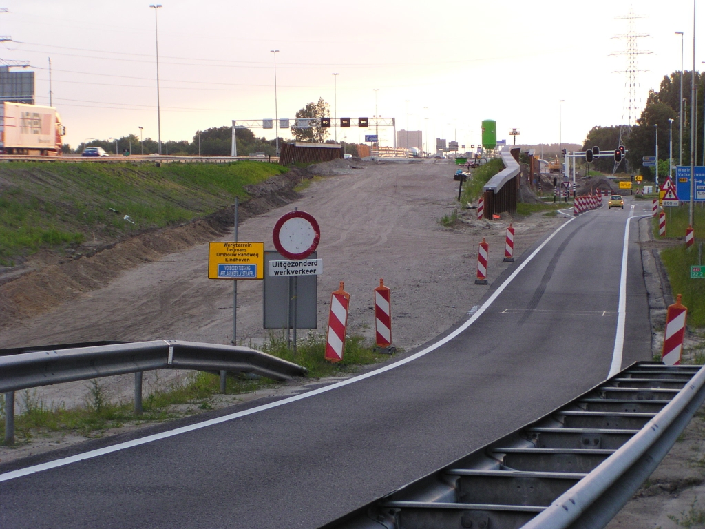 p6190039.jpg - De parallelbaan in plaatsbesparende damwand "bak" in de aansluiting Waalre, noordoost zijde.