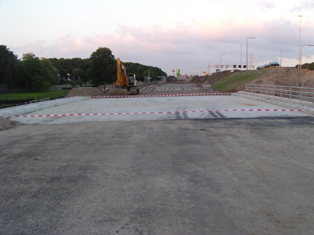 p6190053.jpg - De relatief korte overspanning levert weer een voegovergang-loze asfaltlaag op.