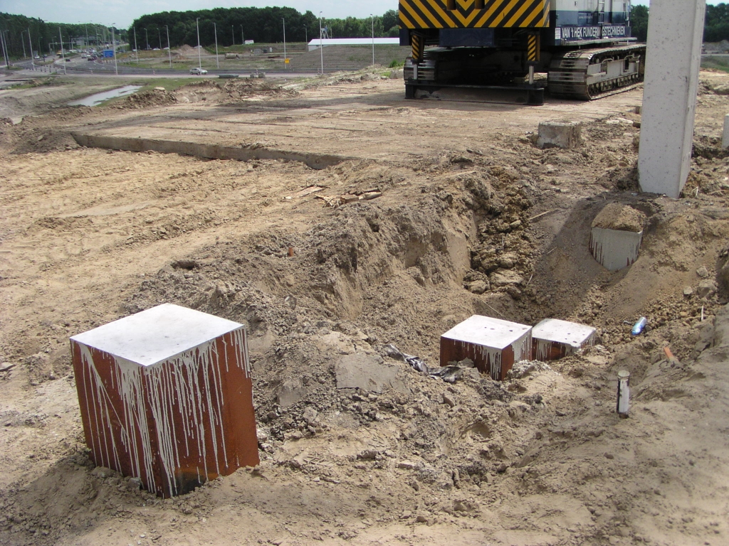 p6220096.jpg - Terug bij het heipalen laboratorium op het zandlichaam waar de A50 onder de verbindingsweg Eindhoven-Woensel -> Tilburg heen gaat. In deze aflevering doen met beton afgevulde stalen heipaalkapjes hun intrede.