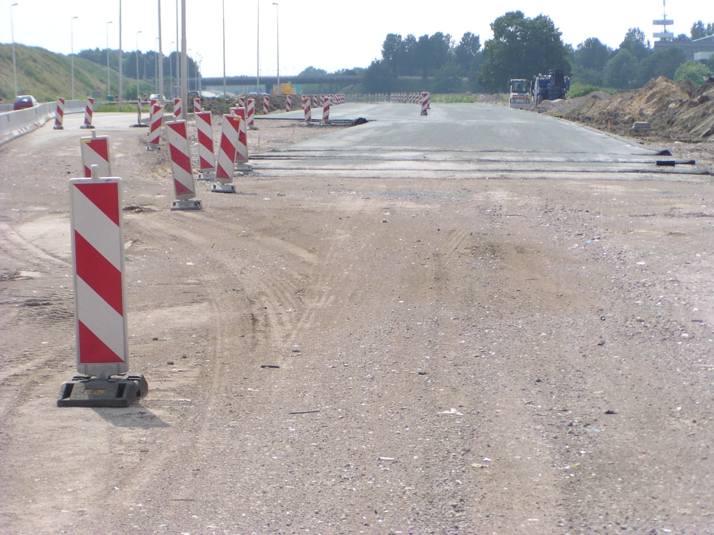 p6220130.jpg - Vanaf de aansluiting Ekkersrijt naar het viaduct Huizingalaan: 4 lagen asfalt.