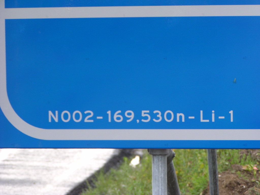 p7020116.jpg - In kp. Leenderheide langs de A2 bypass richting Maastricht staat op het laatste A67 hm bordje de waarde 23,7 en honderd meter verder op het eerste A2 bordje de waarde 170,2. Dat betekent dat als we bij A67 kilometerwaarden het getal 170,2-23,8=146,4 optellen, dat we dan ongeveer op N2 kilometers zouden uitkomen. Dat klopt hier wel aardig: het bord staat in de buurt van A67 km 22,9. 146,4+22,9=169,3.