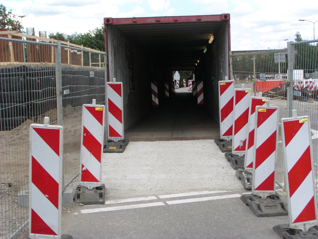 p7060032.jpg - Aan de westzijde is de container fietstunnel voorzien van een heuse betonnen oprit.  week 200825 