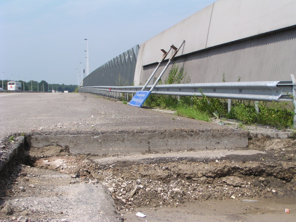 p7270010.jpg - De hele A50 tussen Eindhoven en Oss is naar verluidt op een betonnen fundering gelegd, maar dat blijkt niet echt uit dit plaatje.  week 200825 