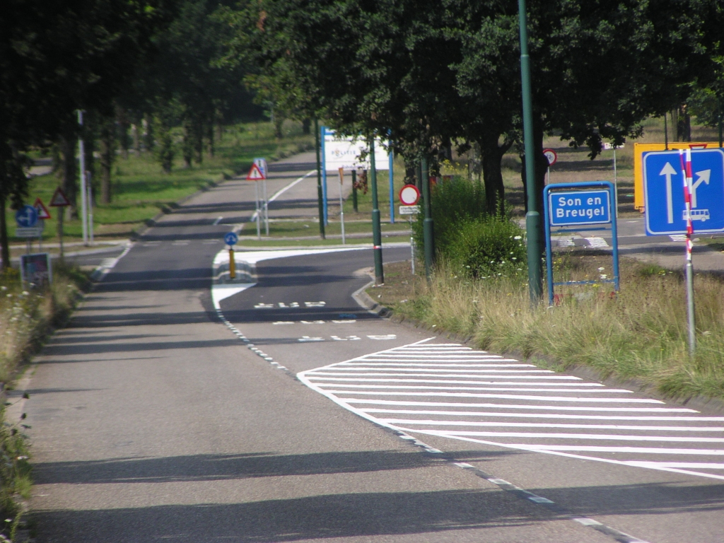 p7270030.jpg - Nieuwe entree van het bedrijventerrein Ekkersrijt vanuit Eindhoven met fors verdrijvingsvak t.b.v. de busbaan. Diepzwart asfalt laat de wijzigingen goed zien. Enige weken geleden was het hier dus nog volledig tweestrooks.