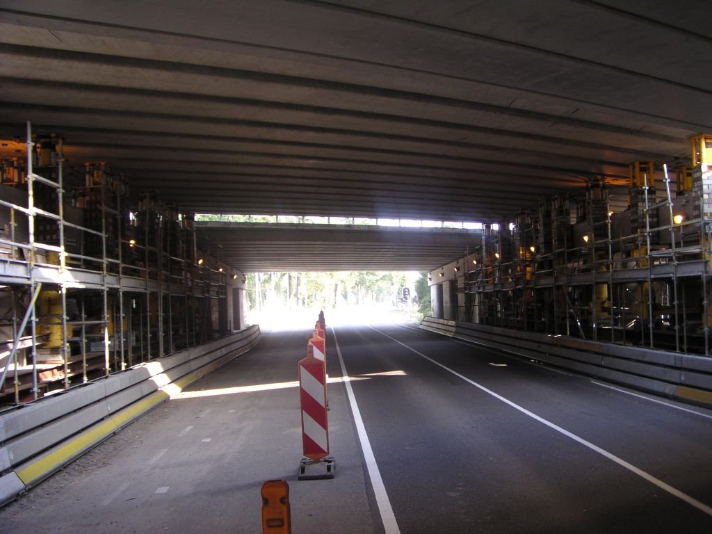 p9200029.jpg - Westelijk viaduct in de oude hoofdrijbaan over de Oirschotsedijk is opgevijzeld.