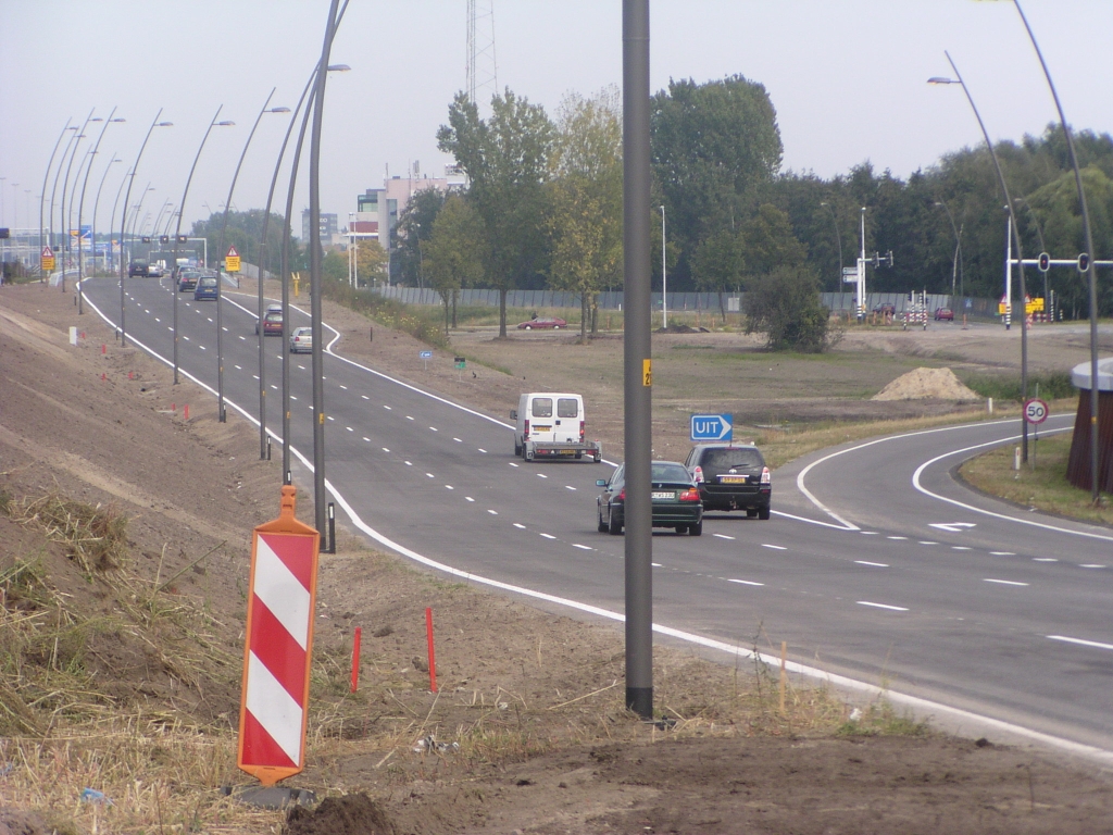 p9210007.jpg - Golfbaan trace in de aansluiting Veldhoven-zuid, compleet met autoweg-stijl "UIT" bordje. Bij de gele bordjes in de verte begint een stukje DZOAB trace van een paar honderd meter in het verder in dicht asfalt uitgevoerde wegvak.