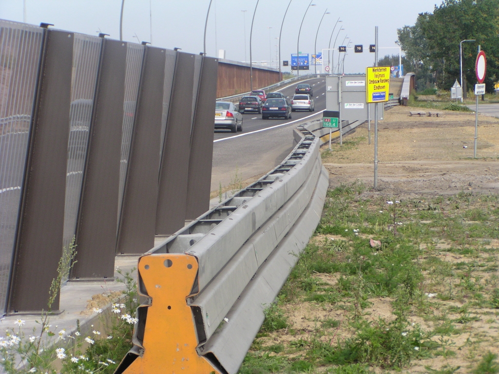 p9210009.jpg - Transparant geluidsscherm niet doorgetrokken in de nabijheid van het viaduct over de Meerenakkerweg, omdat de procedures nog lopen die de aanleg van een aansluiting op dit punt nog verhinderen. Dan maar een barrier neergezet.