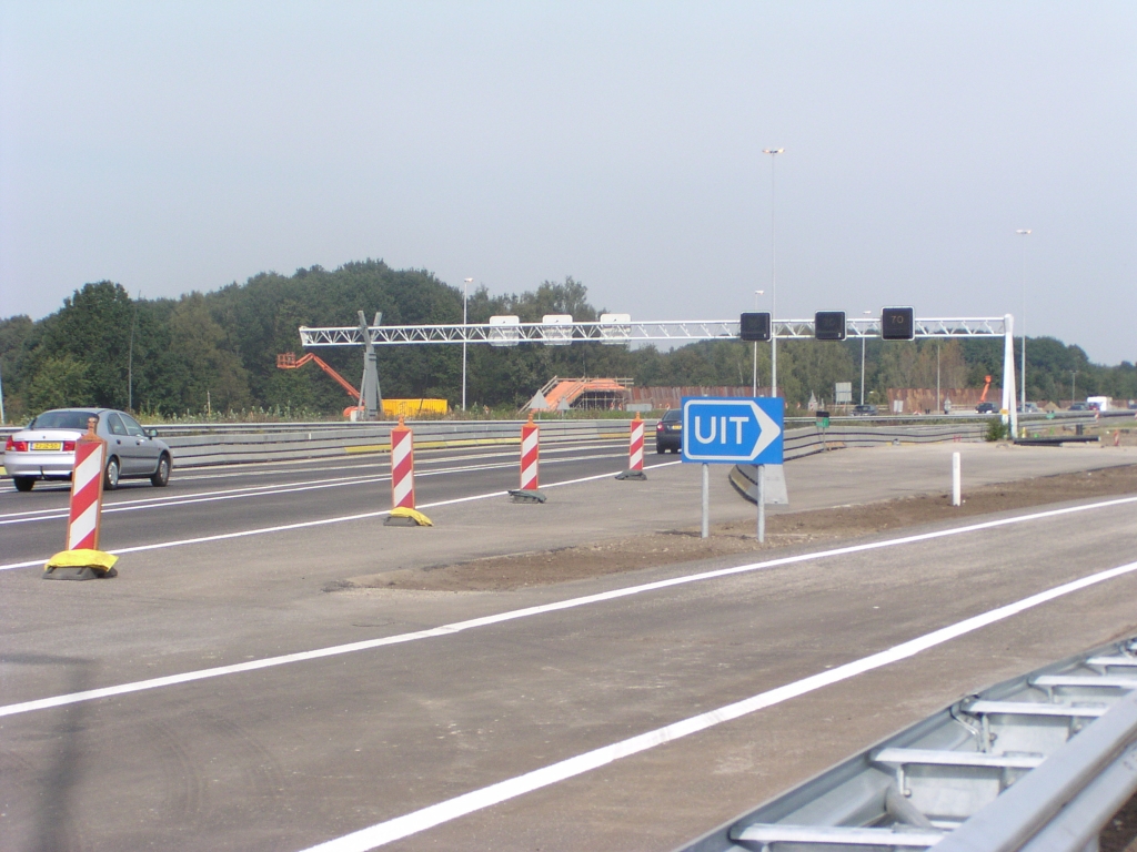 p9210015.jpg - Vlak na de afrit Veldhoven slingert het weer terug de oude hoofdrijbaan op. Het volgende kunstwerk in het trace, brug over het Beatrixkanaal, is nog maanden verwijderd van gereedkomen.