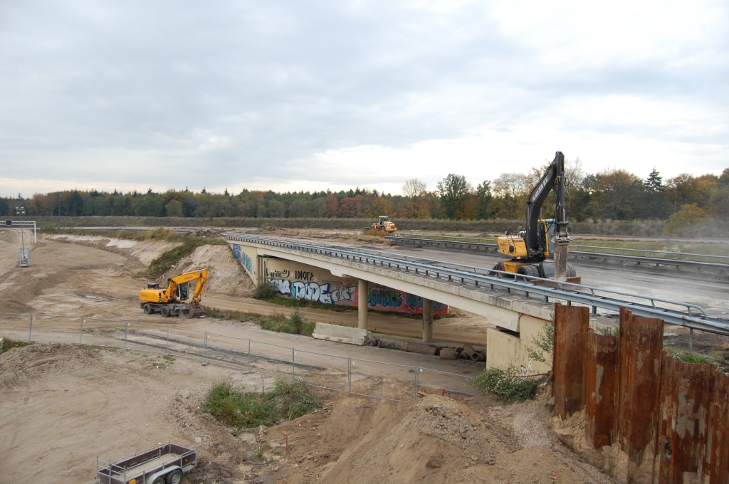 20081018-171710.jpg - Nog geen dag nadat het verkeer ervan verwijderd is, staat er al een sloopwerktuig op het oude viaduct in de aansluiting Strijp (KW C).