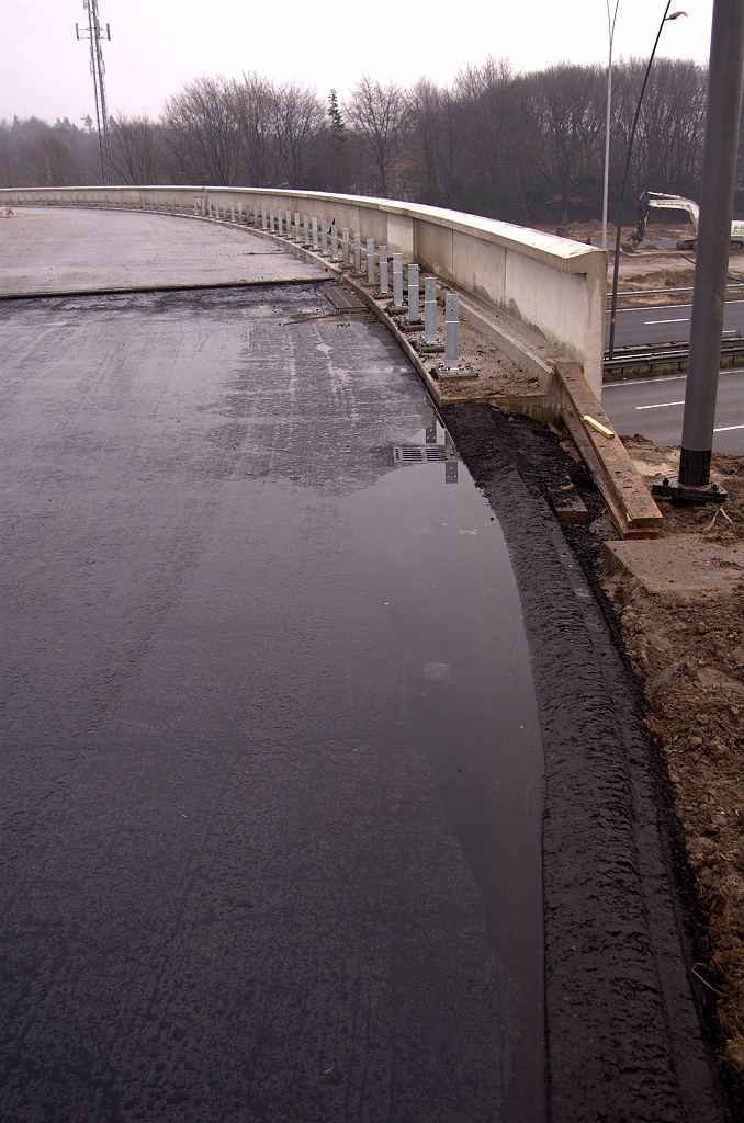 20081130-140701.jpg - De strook verwijderd asfalt is weer opgevuld. Nu met afvoerput erin.  week 200847 