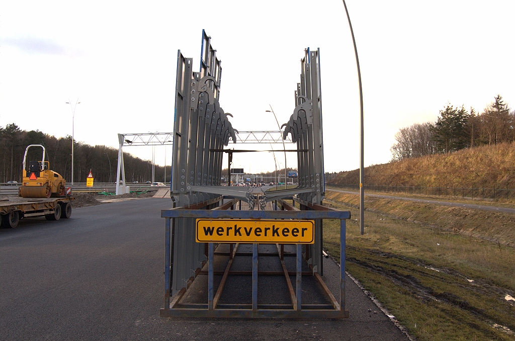20081207-151729.jpg - Het transportframe wordt eenvoudigweg op een trailer gelegd, zoals we bij de A2 weekendafsluiting tussen kp. Everdingen en kp. Deil  gezien hebben .