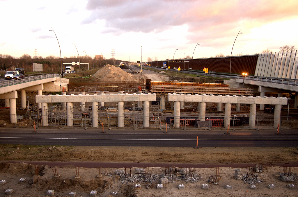 20081207-161247.jpg - De bouw van de nieuwe hoofdrijbaanviaducten in KW 28 (prof. Holstlaan) verloopt voortvarend. Een bescheiden ruimte lijkt over te blijven tussen de viaducten, zodat er lichtinval is.  week 200844 
