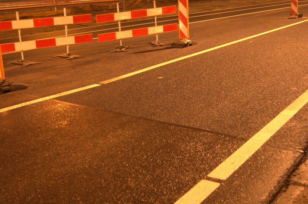 20081218-212042.jpg - Na de diverse soorten asfalt in de Tilburgseweg de overgang van traditioneel dicht asfalt naar DZOAB op de parallelbaan.