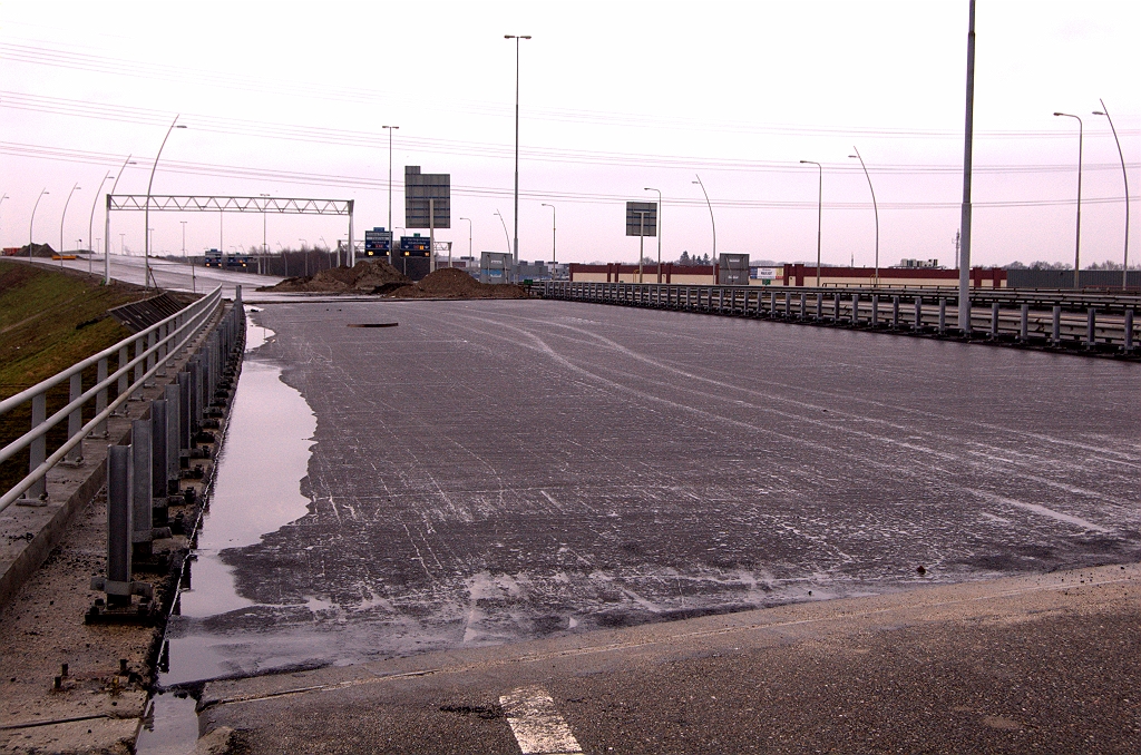 20081221-101153.jpg - De asfaltploeg had wat tijd over en heeft KW 3 (spoorviaduct) van een nieuwe laag voorzien.  week 200846 